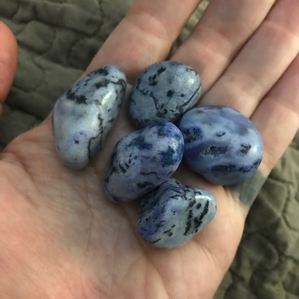 5 light blue howlite Stones
